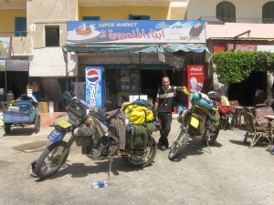 In Hurghada we stopped for a bite - sitting on the pavement just to the side of where the bikes were parked. We bought drinks in the shops behind the bikes and went back to the bar.